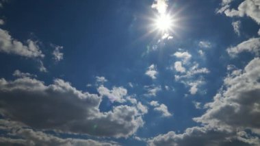 Gün boyunca parlak bir gökyüzünün zamanı, arka plan olarak güzel bulutlar
