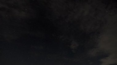 Gece gökyüzünün ve yıldızların, Samanyolu 'nun ve düşen Perseid meteorlarının gerçek bir zamanlaması.