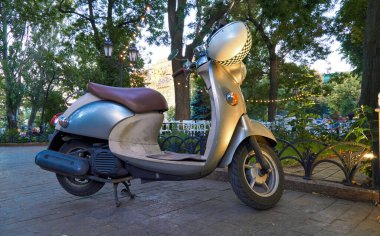Şehir caddesinde retro tarzı scooter