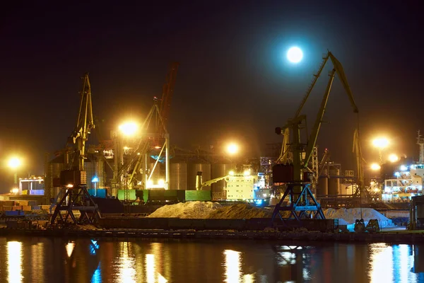 Vista Del Puerto Industrial Por Noche Buques Espera Carga Descarga —  Fotos de Stock