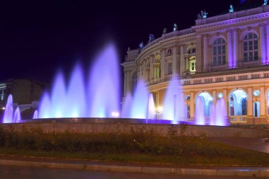 Ukrayna 'nın Odessa şehrindeki Opera binasının gece manzarası. Güzel şehir parkı ve sokak aydınlatması