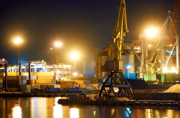 夜の工業港の眺め 積み降ろしを待っている船 海上輸送 — ストック写真