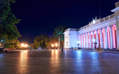 Ukrayna 'nın Odessa şehrindeki Primorsky Bulvarı' nın gece manzarası. Güzel şehir parkı ve aydınlanma, yürüyen insanlar.