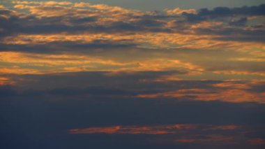 Günbatımında gökyüzü zaman akıp gidiyor. Güzel bulutlar arka planda.