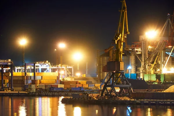 Zicht Industriële Haven Nachts Schepen Wachten Laden Lossen Vrachtvervoer Zee — Stockfoto