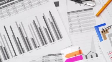 İş yeri çalışma masası kapanışı - analiz ve muhasebe verileri ile finansal dağılmalar ve raporlar, belge seti, muhasebe tutmak için çeşitli öğeler