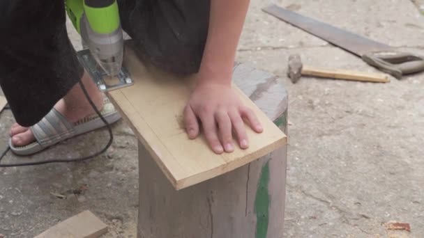 Utilisant Scie Sauteuse Pour Scier Les Planches Foyer — Video