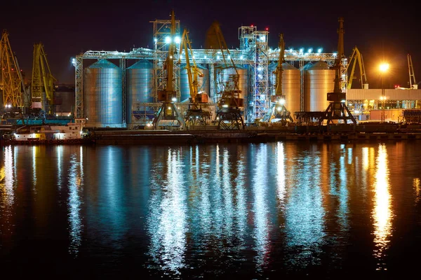 Zicht Industriële Haven Nachts Schepen Wachten Laden Lossen Vrachtvervoer Zee — Stockfoto