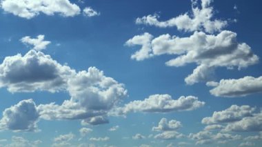 Gün boyunca parlak bir gökyüzünün zamanı, arka plan olarak güzel bulutlar