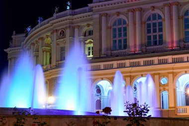 Ukrayna 'nın Odessa şehrindeki Opera binasının gece manzarası. Güzel şehir parkı ve sokak aydınlatması