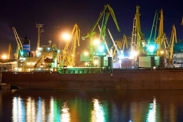 Geceleyin Sanayi Limanının Görüntüsü Yükleme Boşaltmayı Bekleyen Gemiler Deniz Yoluyla — Stok fotoğraf