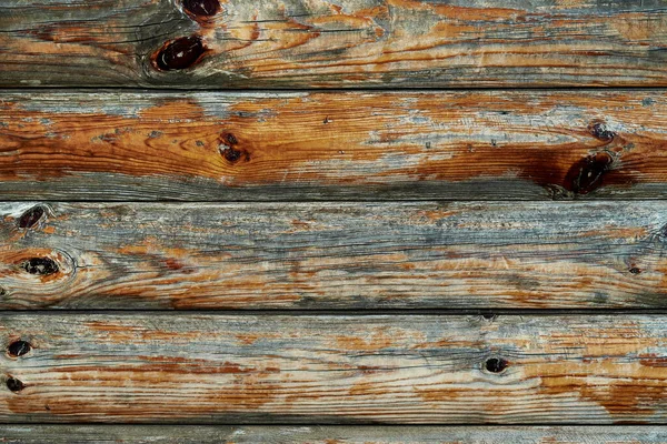 Eskimiş ahşap kalaslar kahverengi bir zemin gibi, boya ve çatlaklar soyuyorlar.