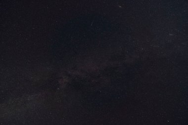 Kara gece gökyüzü ve arka plan olarak yıldızlar, Samanyolu ve düşen Perseid meteorları