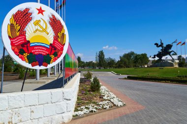 Devlet amblemi ve Komutan Suvorov 'un anıtı - Tiraspol, Transnistria, Moldova şehir merkezi