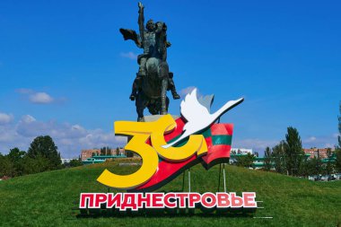 Transnistria devletinin bağımsızlığının 30. yıldönümüne ve Tiraspol, Transnistria, Moldova şehir merkezindeki Komutan Suvorov anıtına adanmış bir kutlama kurulumu