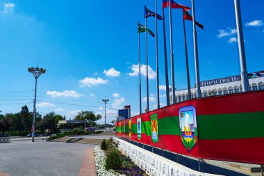 Tiraspol şehir merkezi, Transnistria, Moldova - devlet bayrakları, merkez meydan ve kamu binası