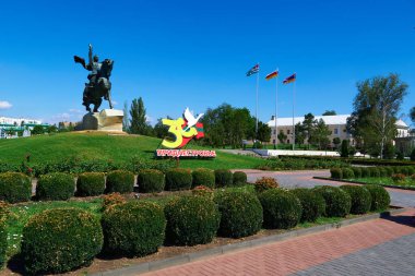Transnistria devletinin bağımsızlığının 30. yıldönümüne ve Tiraspol, Transnistria, Moldova şehir merkezindeki Komutan Suvorov anıtına adanmış bir kutlama kurulumu