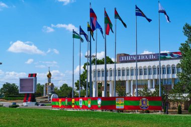 Tiraspol şehir merkezi, Transnistria, Moldova - devlet bayrakları, merkez meydan ve kamu binası