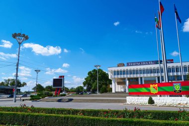 Transnistria devletinin bağımsızlığının 30. yıldönümüne ve Tiraspol, Transnistria, Moldova şehir merkezindeki Komutan Suvorov anıtına adanmış bir kutlama kurulumu