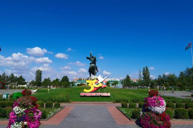 Transnistria devletinin bağımsızlığının 30. yıldönümüne ve Tiraspol, Transnistria, Moldova şehir merkezindeki Komutan Suvorov anıtına adanmış bir kutlama kurulumu