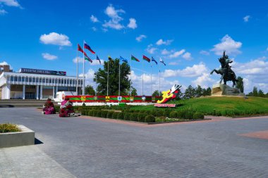 Tiraspol şehir merkezi, Transnistria, Moldova - devlet bayrakları, merkez meydan ve kamu binası