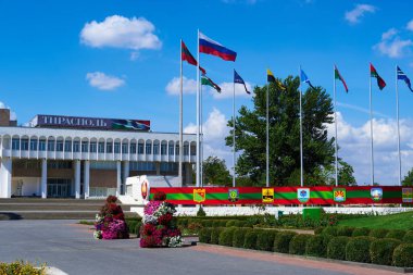 Tiraspol şehir merkezi, Transnistria, Moldova - devlet bayrakları, merkez meydan ve kamu binası
