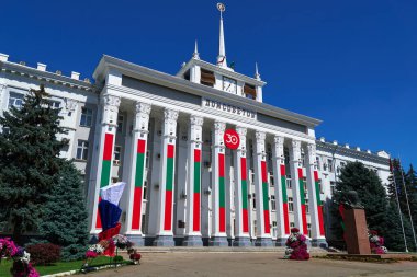 Tiraspol, Transnistria, Moldova şehir yönetim binası bağımsızlığın 30. yıldönümünü kutlamak için devlet bayrakları ve afişlerle süslendi.