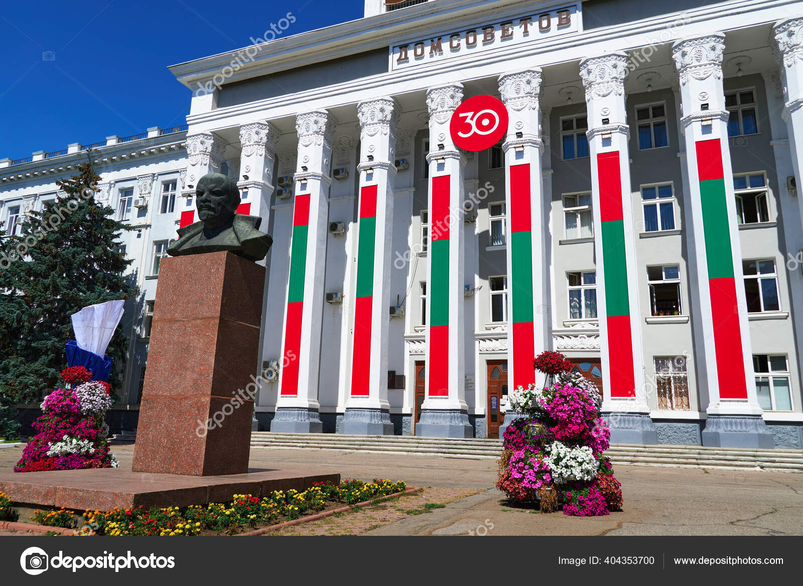 Tiraspol Transnistria Moldova August 2020 건물은 주년을 기념하기 깃발과 깃발로 — 스톡 에디토리얼  사진 © soleg #404353700, image size:1600x1167