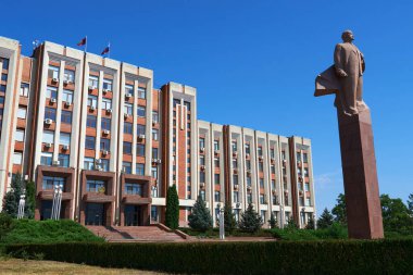 Tiraspol, Transnistria, Moldova - 25 Ağustos 2020: şehir merkezi, hükümet binası ve başkanlık sarayı, Lenin anıtı