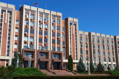 Tiraspol, Transnistria, Moldova - 25 Ağustos 2020: şehir merkezi, hükümet binası ve başkanlık sarayı, Lenin anıtı