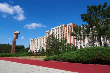 Tiraspol, Transnistria, Moldova - 25 Ağustos 2020: şehir merkezi, hükümet binası ve başkanlık sarayı, Lenin anıtı