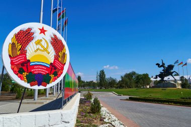 Tiraspol, Transnistria, Moldova - 25 Ağustos 2020: Devlet amblemi ve Kumandan Suvorov anıtı, şehir merkezi