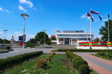 Tiraspol, Transnistria, Moldova - 25 Ağustos 2020: şehir merkezi ve kamu binası bayrakları