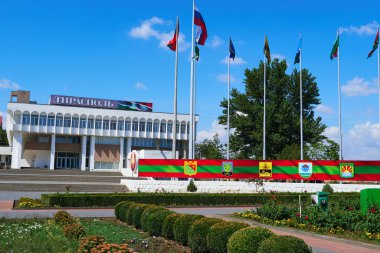 Tiraspol, Transnistria, Moldova - 25 Ağustos 2020: şehir merkezi ve kamu binası bayrakları