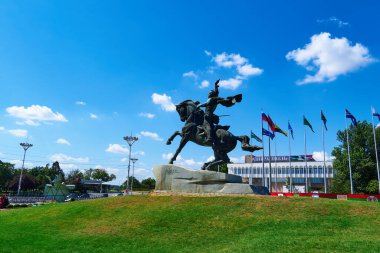 Tiraspol, Transnistria, Moldova - 25 Ağustos 2020: Şehir merkezinde, Komutan Suvorov 'un anıtı, devlet bayrakları ve bina