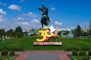Tiraspol, Transnistria, Moldova - 25 Ağustos 2020: şehir merkezinde, bağımsızlığın 30. yıldönümü ve Komutan Suvorov 'un anısına dikilmiş anıt