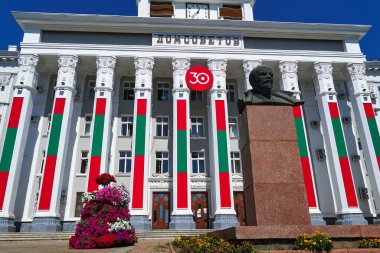 Tiraspol, Transnistria, Moldova - 25 Ağustos 2020: Bağımsızlığın 30. yıldönümünü kutlamak için belediye yönetim binası devlet bayrakları ve afişlerle süslendi