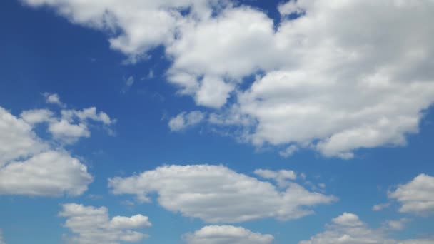 昼間の明るい空の時間経過背景としての美しい雲 — ストック動画