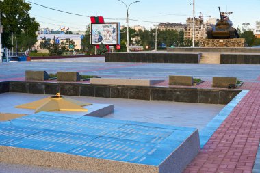 Tiraspol, Transnistria, Moldova - 24 Ağustos 2020: Şehir merkezi, 2. Dünya Savaşı kahramanları ve kurbanları anıtı, T34 tank anıtı