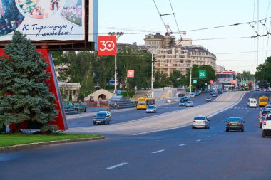 Tiraspol, Transnistria, Moldova - 25 Ağustos 2020: şehir merkezi, merkez ve şehir çevresinden geçen yol