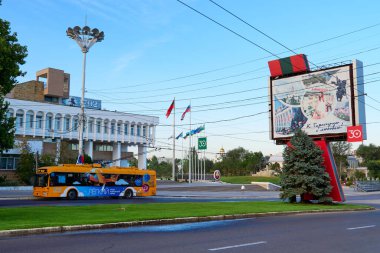 Tiraspol, Transnistria, Moldova - 25 Ağustos 2020: şehir merkezi, merkez ve şehir çevresinden geçen yol
