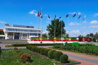 Tiraspol, Transnistria, Moldova - 25 Ağustos 2020: şehir merkezi ve kamu binası bayrakları