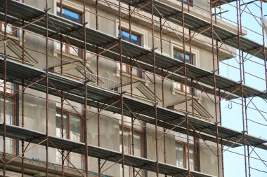 Arkaplan olarak iskele ve yeni bina