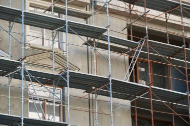 Arkaplan olarak iskele ve yeni bina