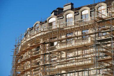 Arkaplan olarak iskele ve yeni bina