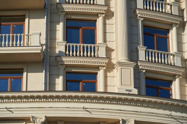 Yeni binanın ön cephesi arka plan, eski tarz dış görünüş olarak