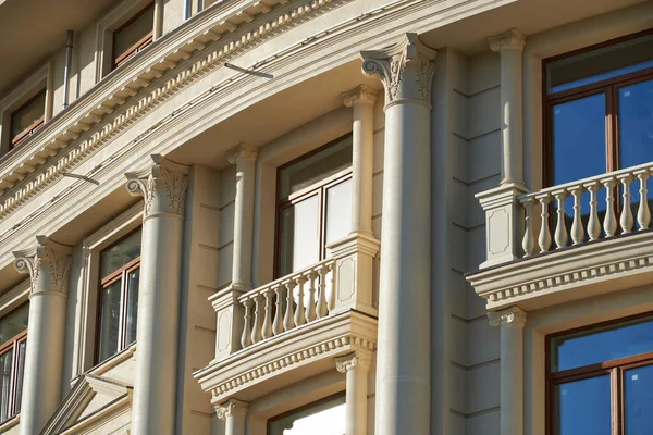 Yeni binanın ön cephesi arka plan, eski tarz dış görünüş olarak