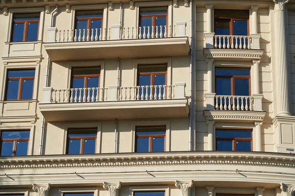 Yeni binanın ön cephesi arka plan, eski tarz dış görünüş olarak