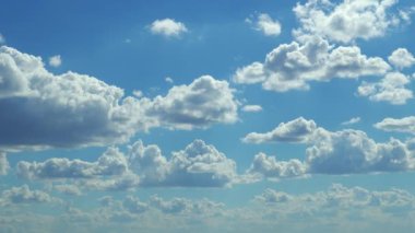 Gün boyunca parlak bir gökyüzünün zamanı, arka plan olarak güzel bulutlar