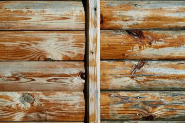 Eskimiş ahşap kalaslar kahverengi bir zemin gibi, boya ve çatlaklar soyuyorlar.